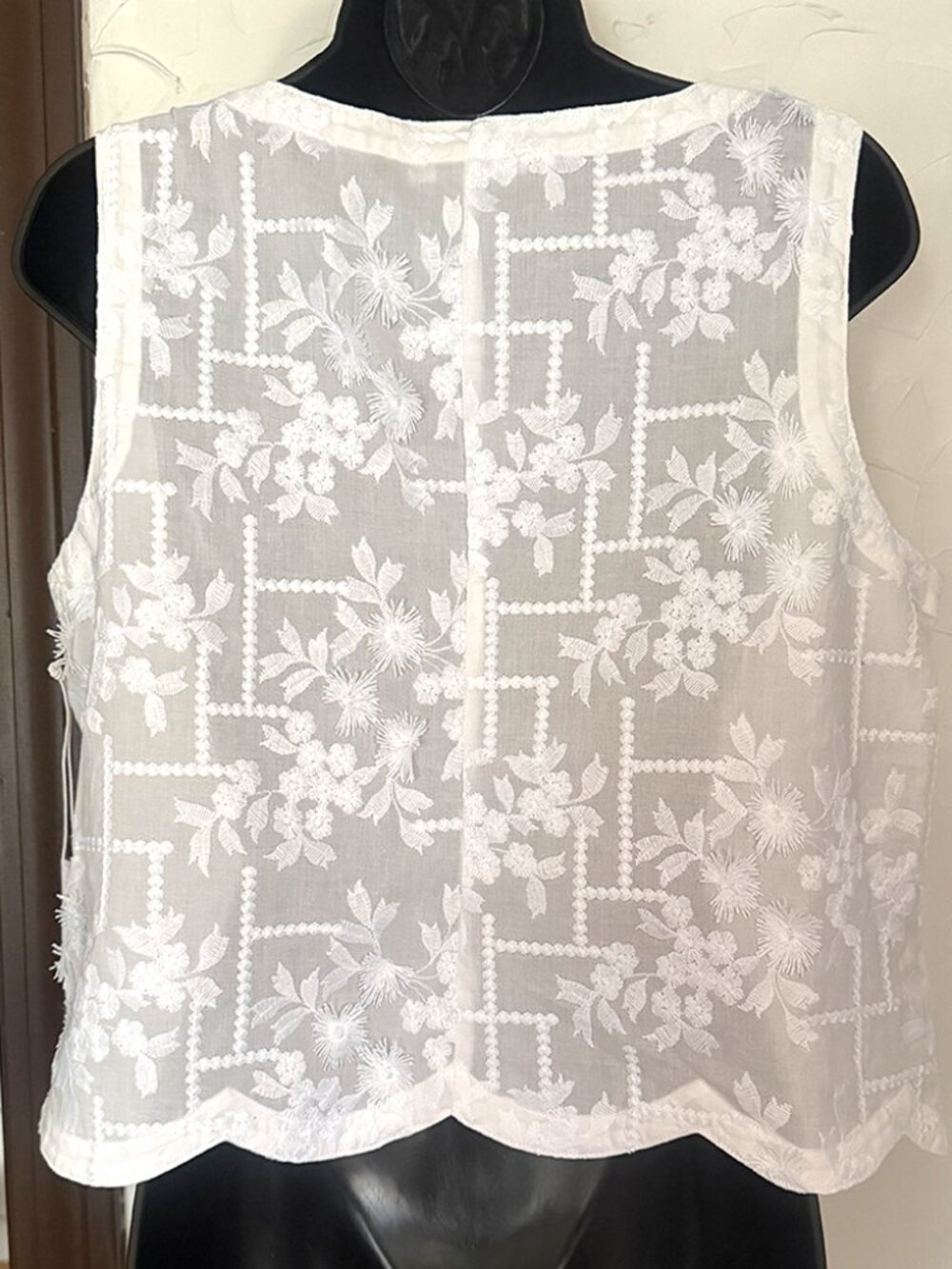 NWT Chicos Scallop Lace Tank Top - Size 8 (Chicos Size 1) / White - Picture 3 of 7